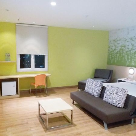 Zest Jemursari By Swiss-Belhotel International Surabaya Ngoại thất bức ảnh