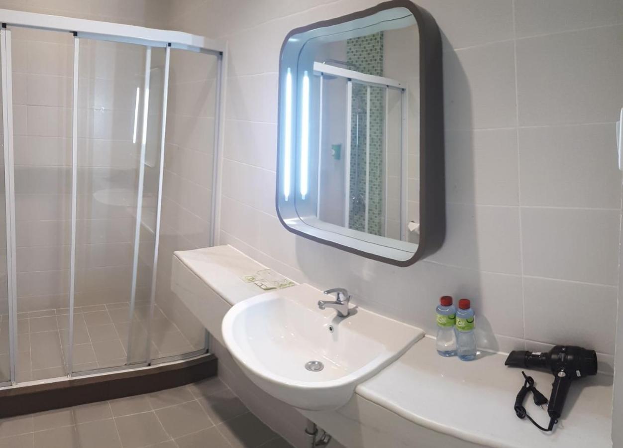 Zest Jemursari By Swiss-Belhotel International Surabaya Ngoại thất bức ảnh