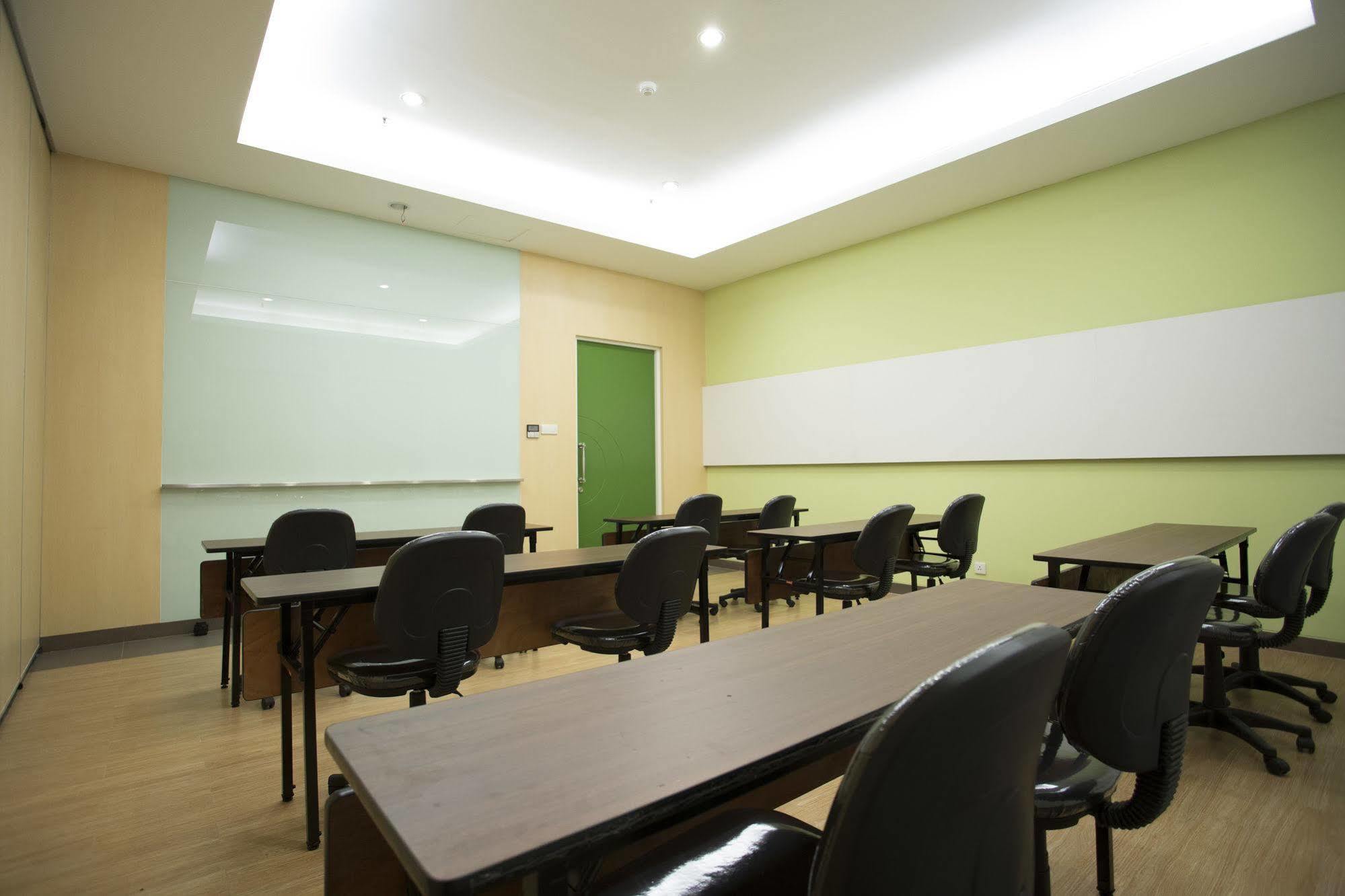 Zest Jemursari By Swiss-Belhotel International Surabaya Ngoại thất bức ảnh
