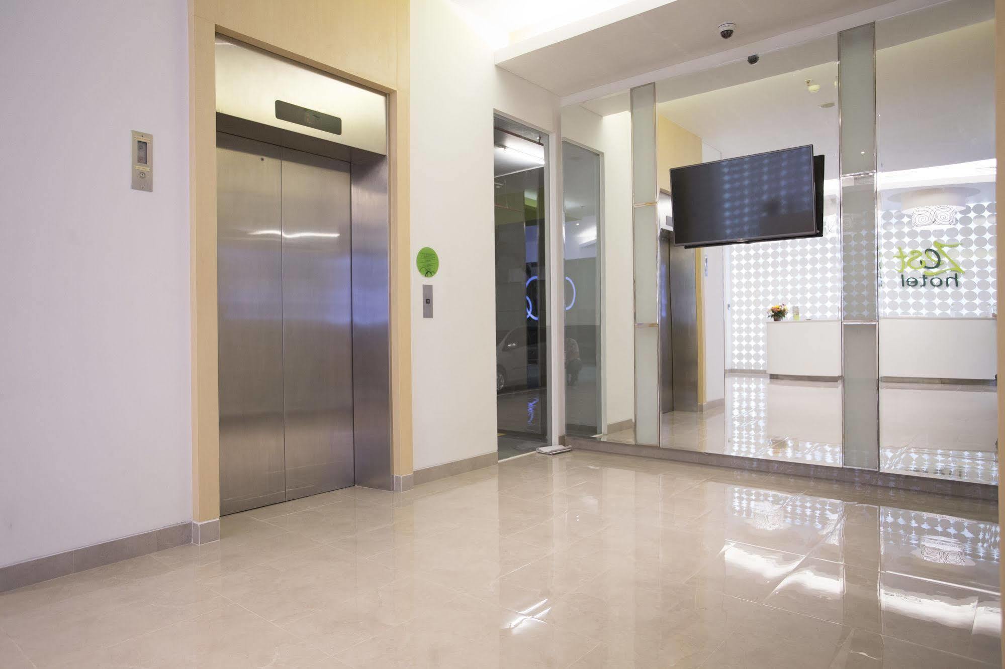 Zest Jemursari By Swiss-Belhotel International Surabaya Ngoại thất bức ảnh