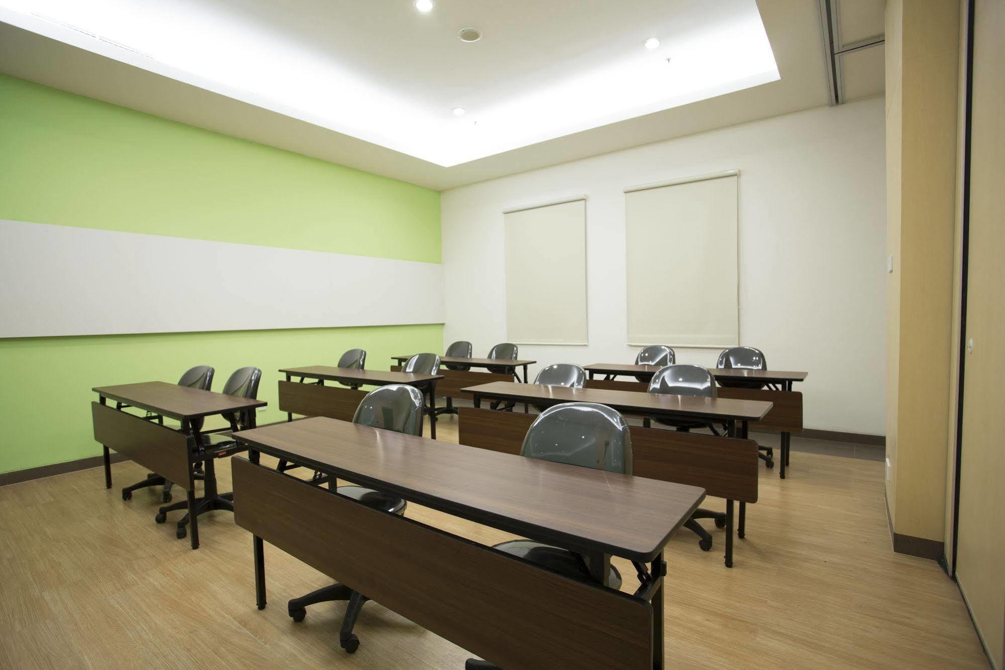 Zest Jemursari By Swiss-Belhotel International Surabaya Ngoại thất bức ảnh