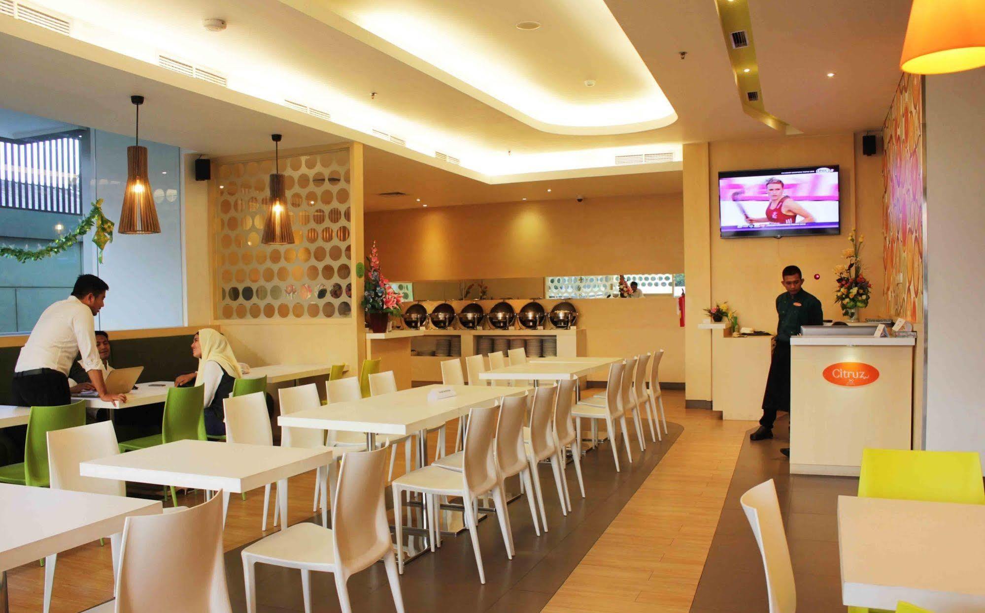 Zest Jemursari By Swiss-Belhotel International Surabaya Ngoại thất bức ảnh